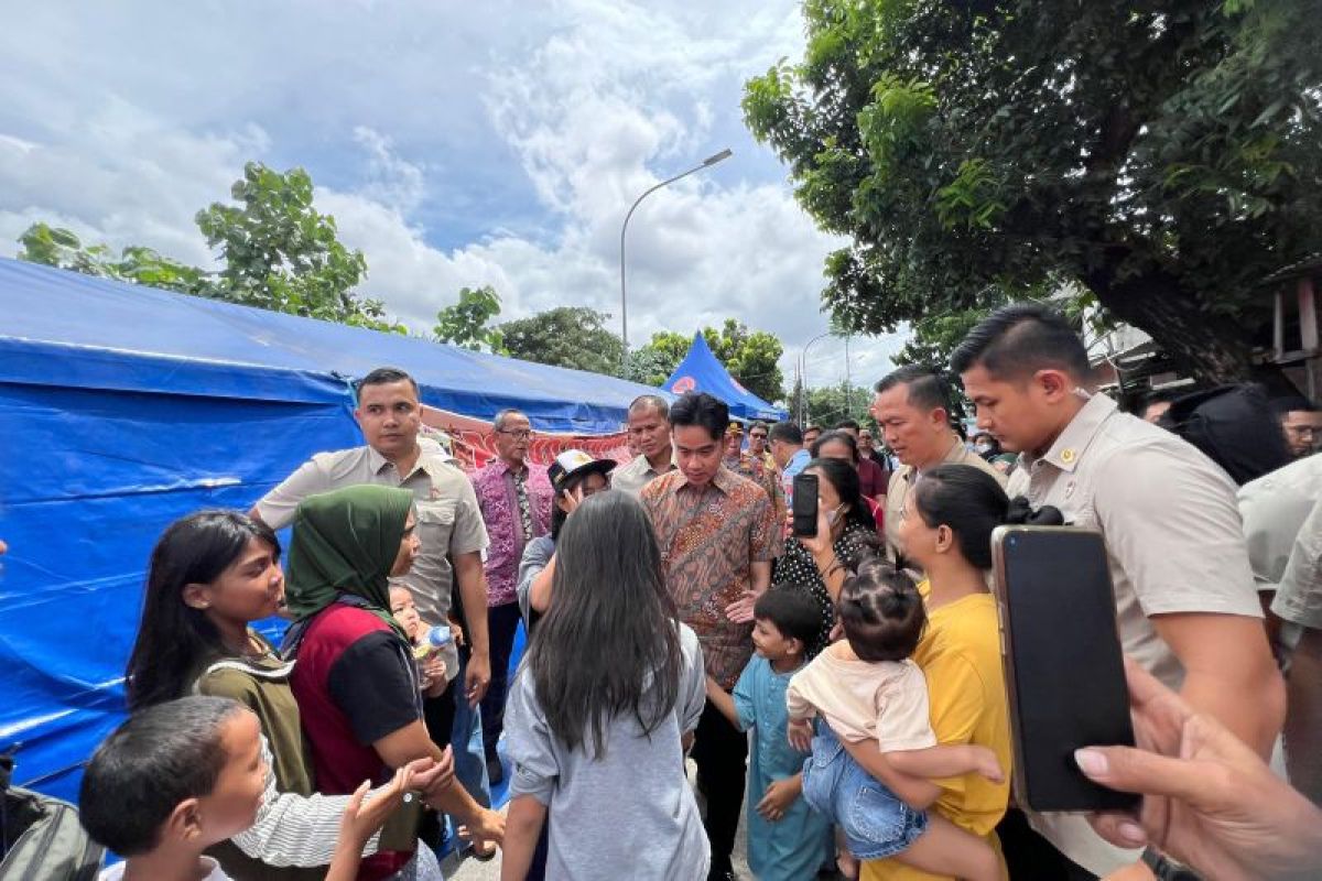 VP Gibran visits Kemayoran fire victims, hands out aid