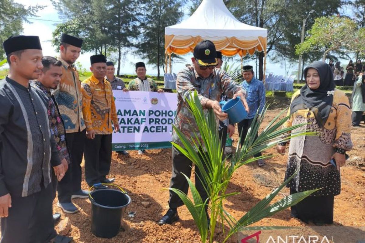 Kemenag tanam 695 pohon produktif guna berdayakan lahan wakaf di Aceh Jaya