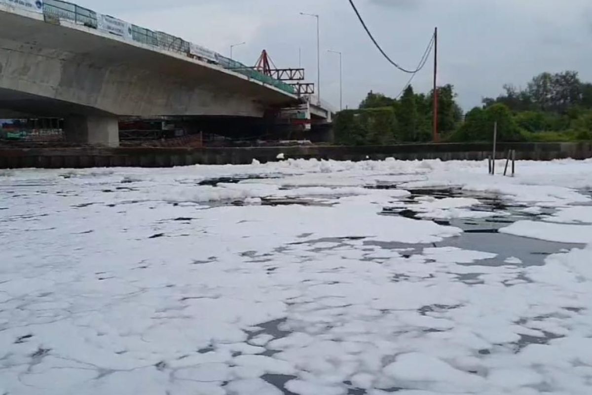 Busa di Kamal Muara akibat turbulensi pompa polder