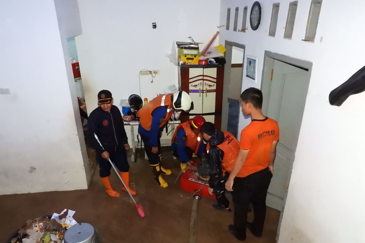 Pemkot Bandarlampung salurkan beras dan sembako bagi korban banjir