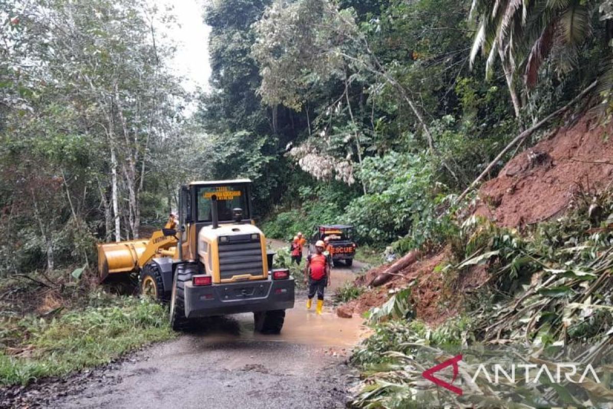 Jalan antar desa tertimbun tanah longsor di Aceh Tamiang