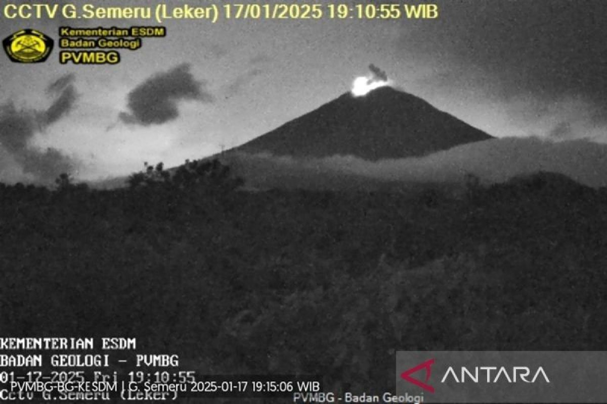 Gunung Semeru kembali erupsi dengan letusan 400 meter pada Jumat malam