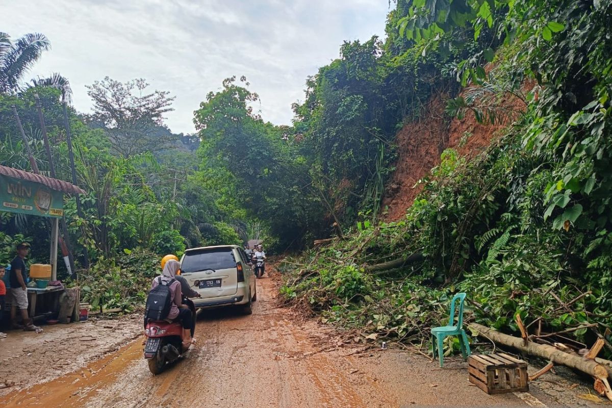 Jalan Lintas Sumatera di Pesisir Selatan bisa dilalui pascalongsor