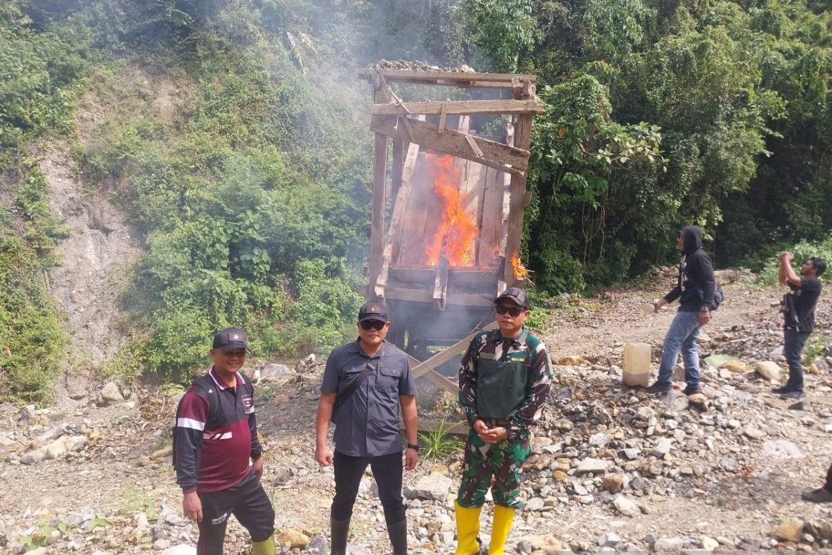 Polisi musnahkan tambang emas ilegal di pegunungan Babahrot, Abdya