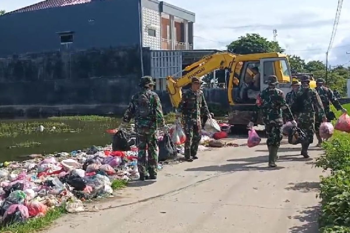 TNI bersama Pemkot Serang angkut tumpukan sampah di sepanjang jalan