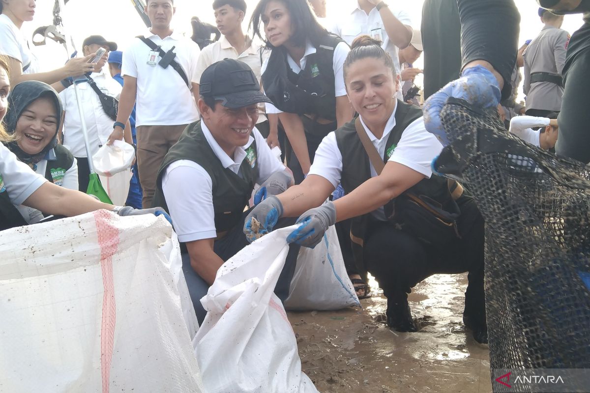 Ministers, Ambassadors involved in Bali's beach clean up