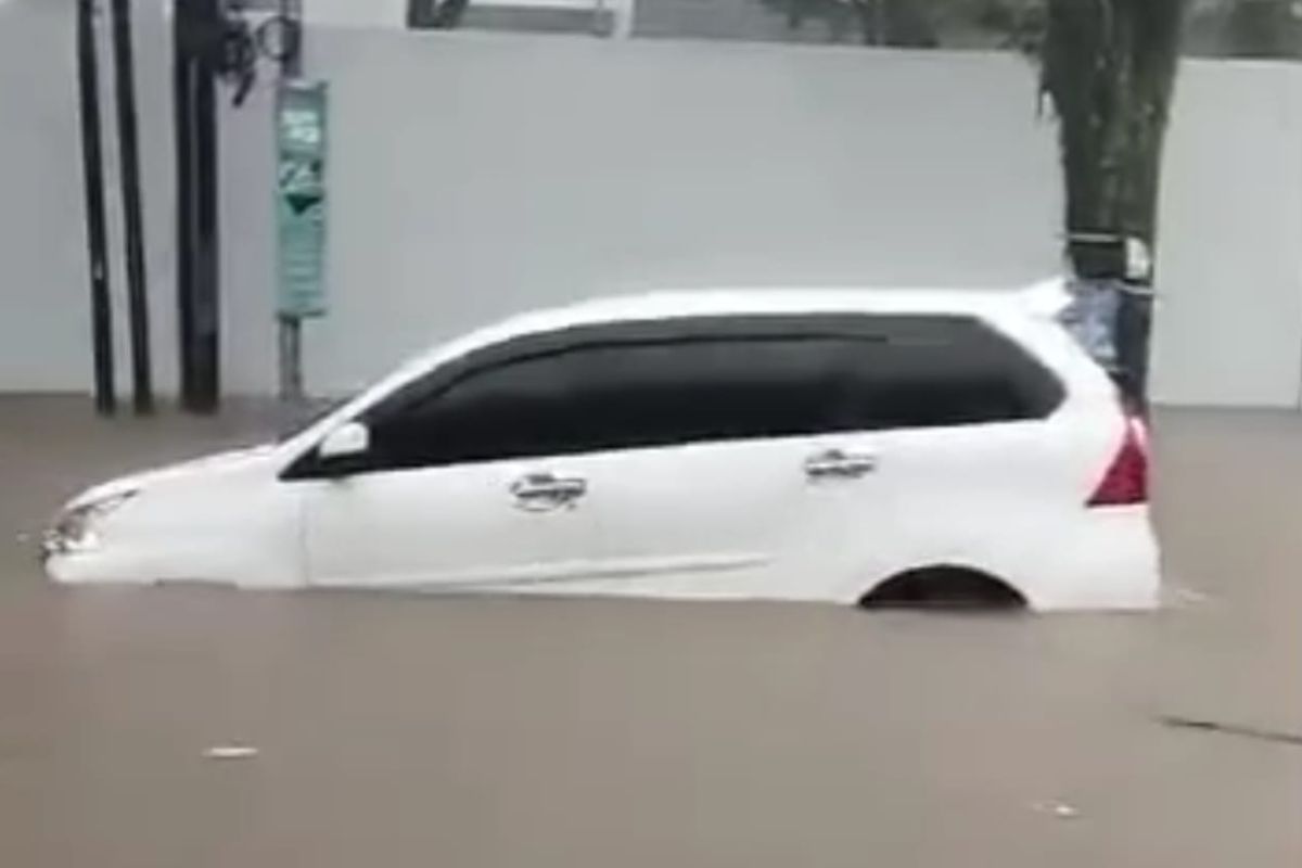 Ratusan rumah terendam, satu mobil terseret banjir di Jatim