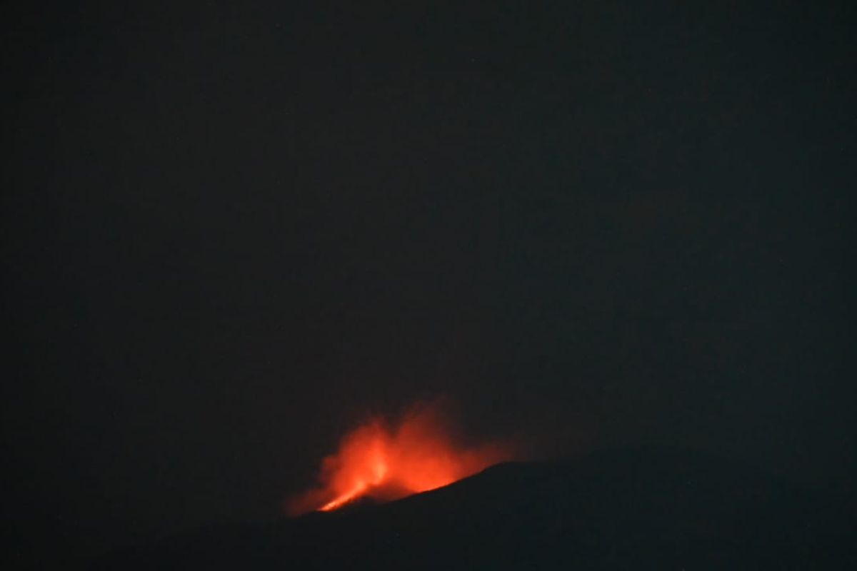 Gunung Ibu kembali meluncurkan lava pijar setinggi 300 meter