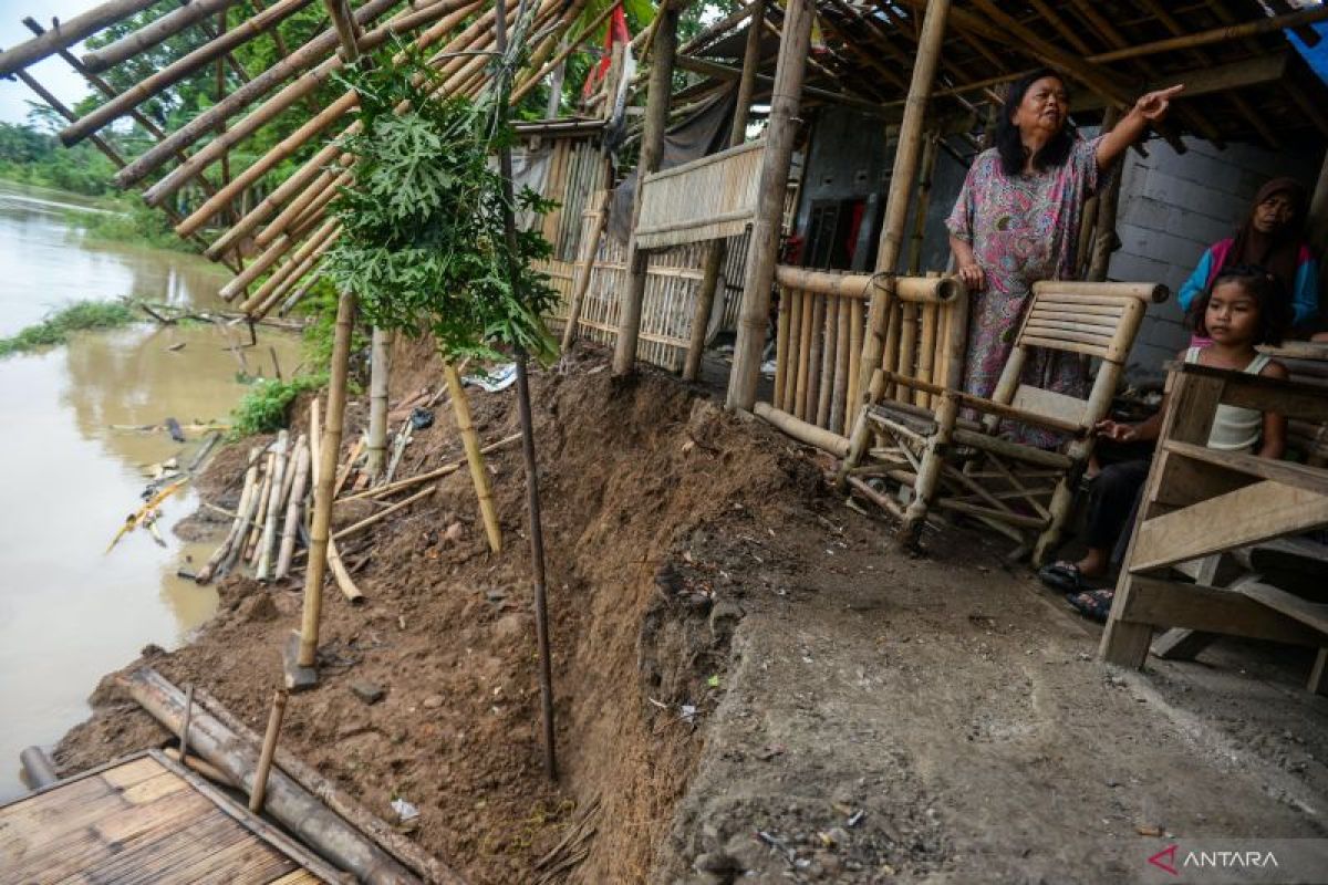 Rumah warga di Serang terdampak abrasi Sungai Ciujung