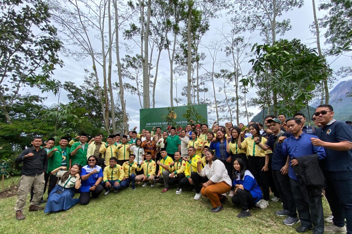 Sultan dan ketua organisasi pemuda lintas agama menanam pohon di Merapi