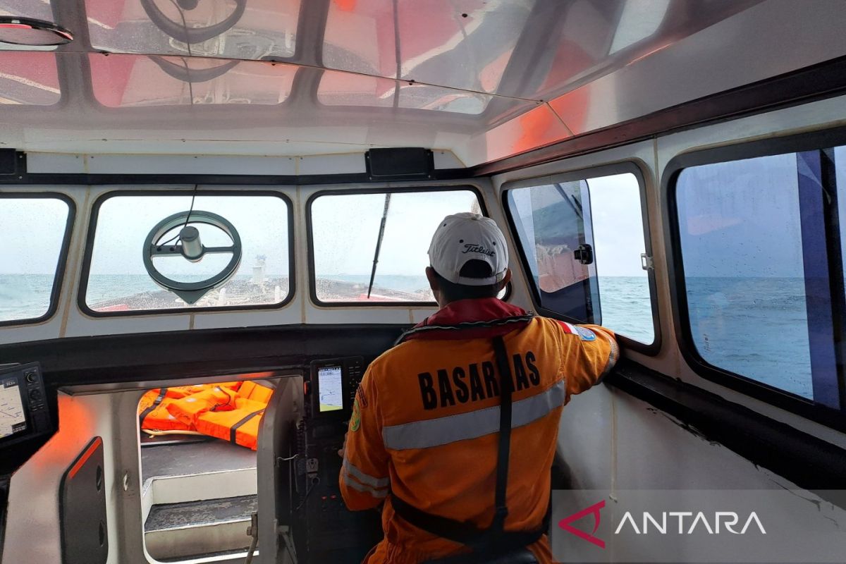 Dihantam ombak, kapal nelayan tenggelam di Perairan Tanjungberiga