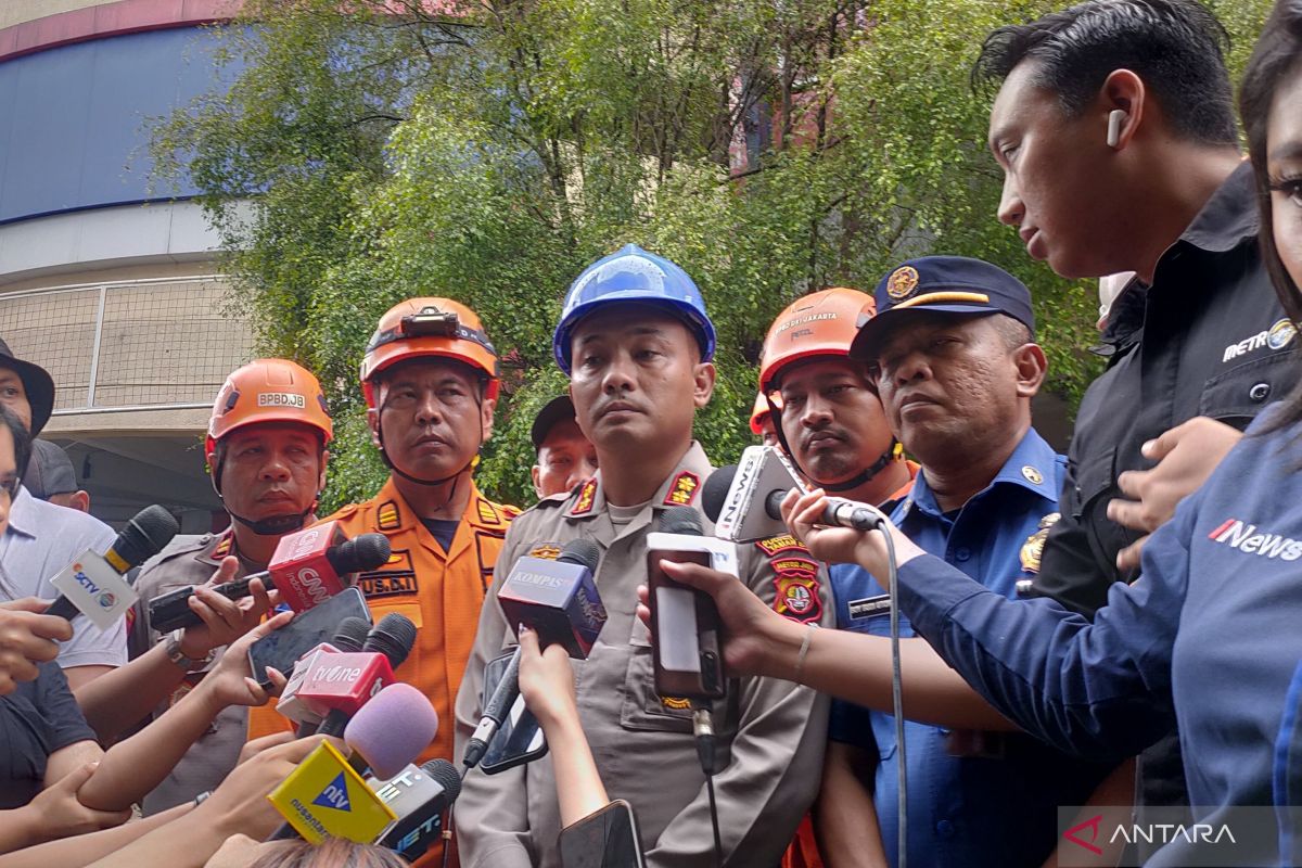 Kebakaran Glodok Plaza, Polisi dan Damkar fokus buka akses ke lantai 8