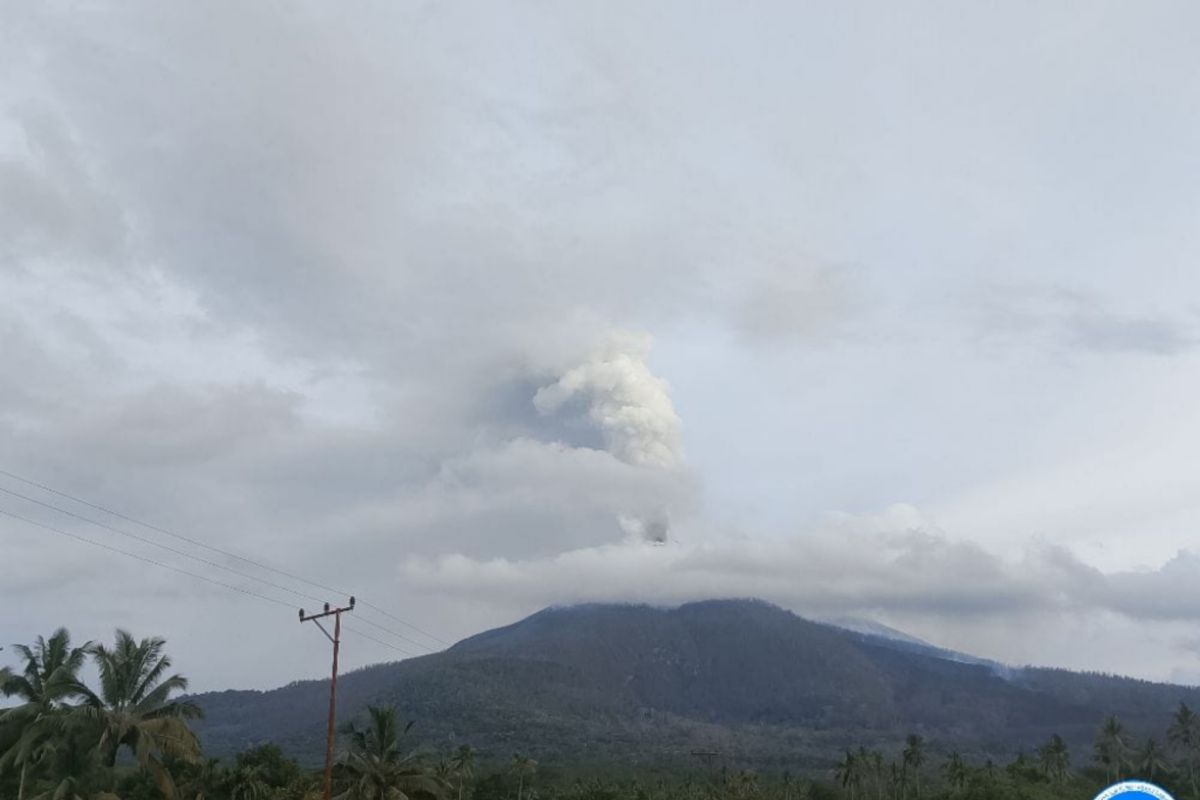 Gunung Lewotobi erupsi empat kali