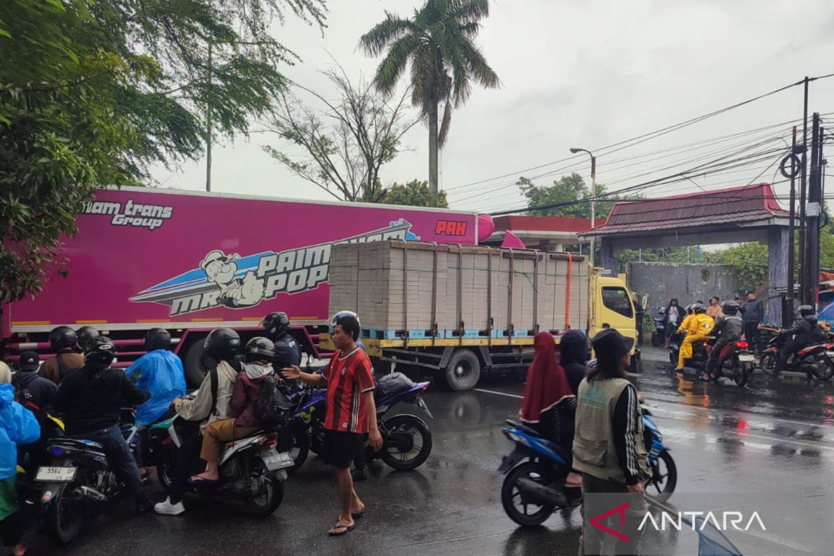 Polisi atasi kemacetan akibat truk mogok