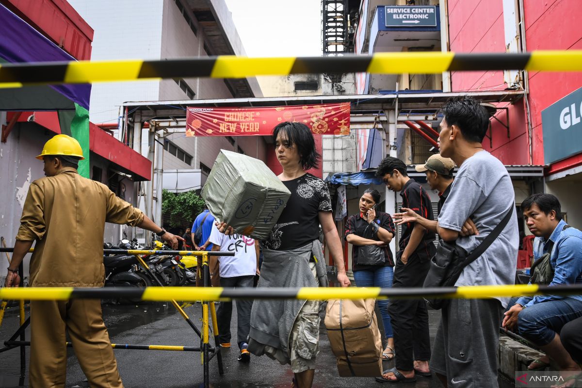 Akses ambulans untuk evakuasi korban di Glodok Plaza tembus lantai 7