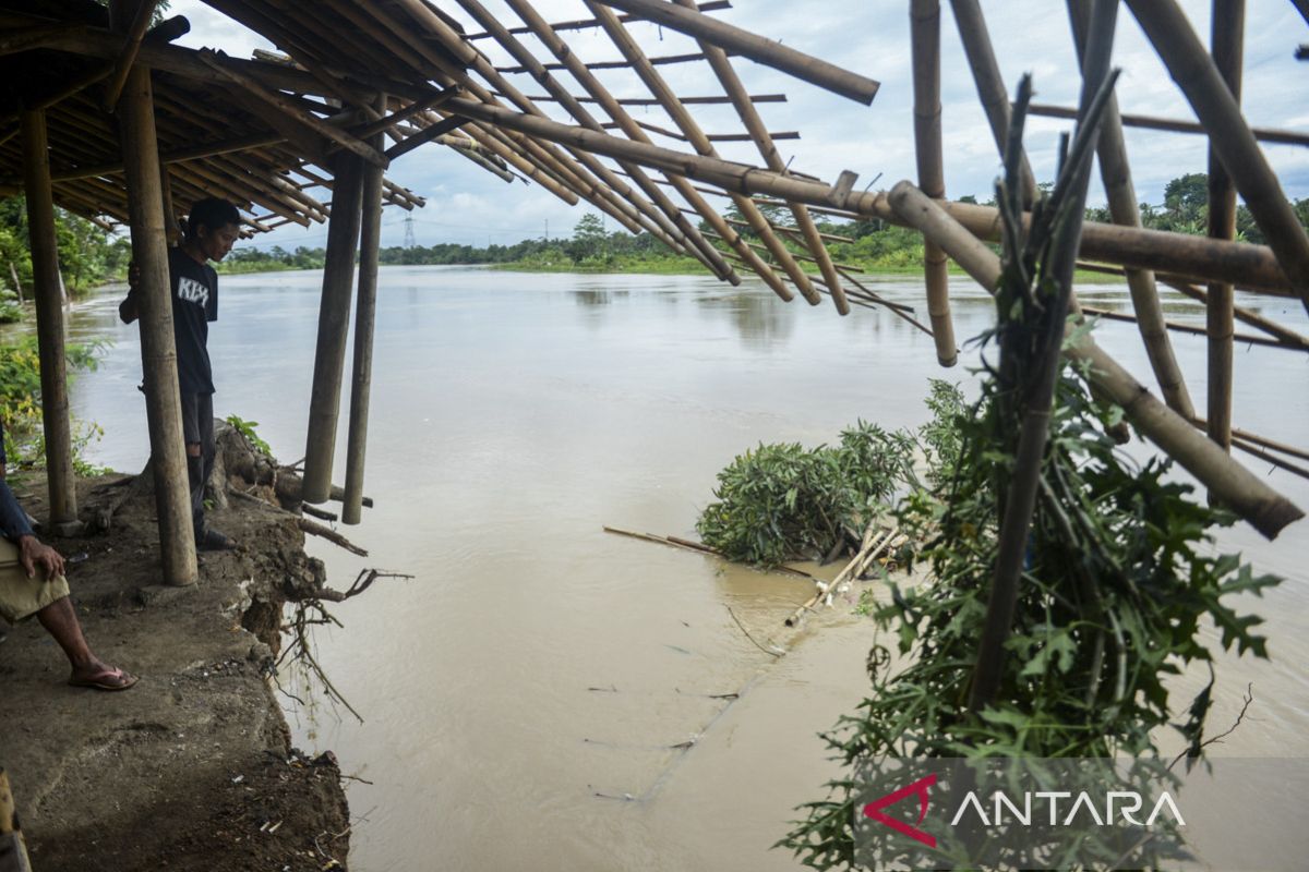 Rumah warga terancam abrasi sungai Ciujung