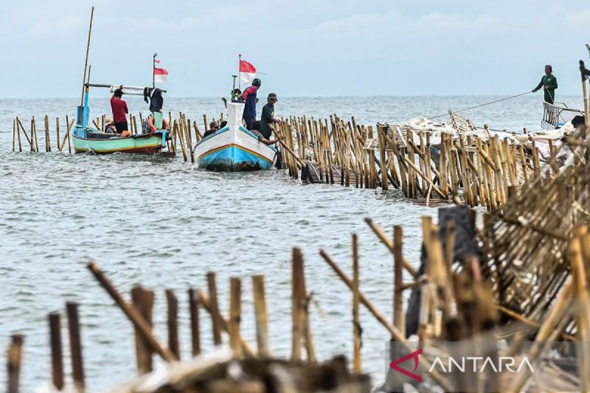 Menteri Trenggono perintahkan bongkar pagar laut Tangerang 2x24 jam