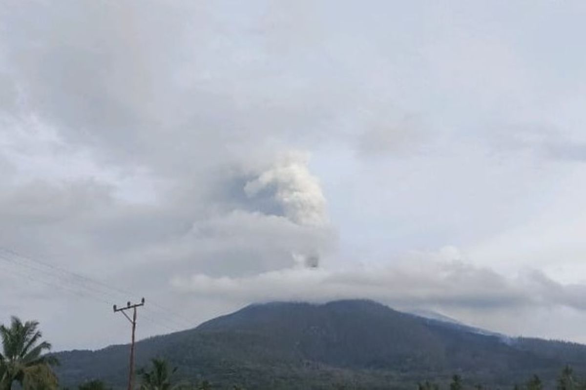 Gunung Lewotobi  kembali erupsi setinggi 1.300 meter