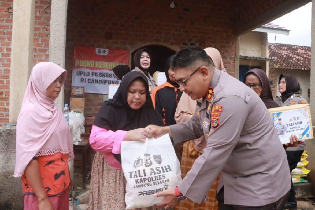 Polisi berikan bantuan ke warga korban banjir di Lampung Selatan