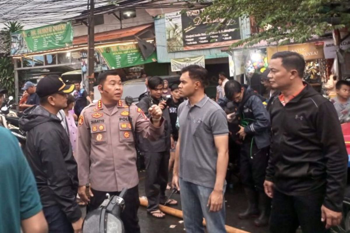 Polisi tutup jalan di sekitar lokasi kebakaran untuk permudah evakuasi