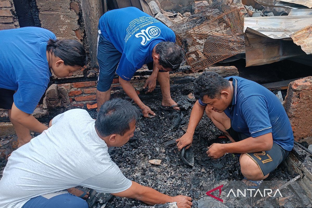 Warga mengais barang berharga dari sisa kebakaran rumah di Kemayoran