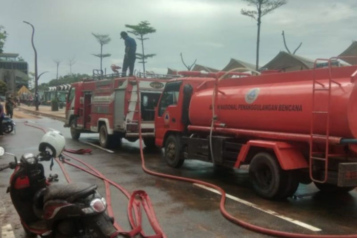 Pemkab Mabar bersihkan lumpur di jalan akibat hujan di Labuan Bajo