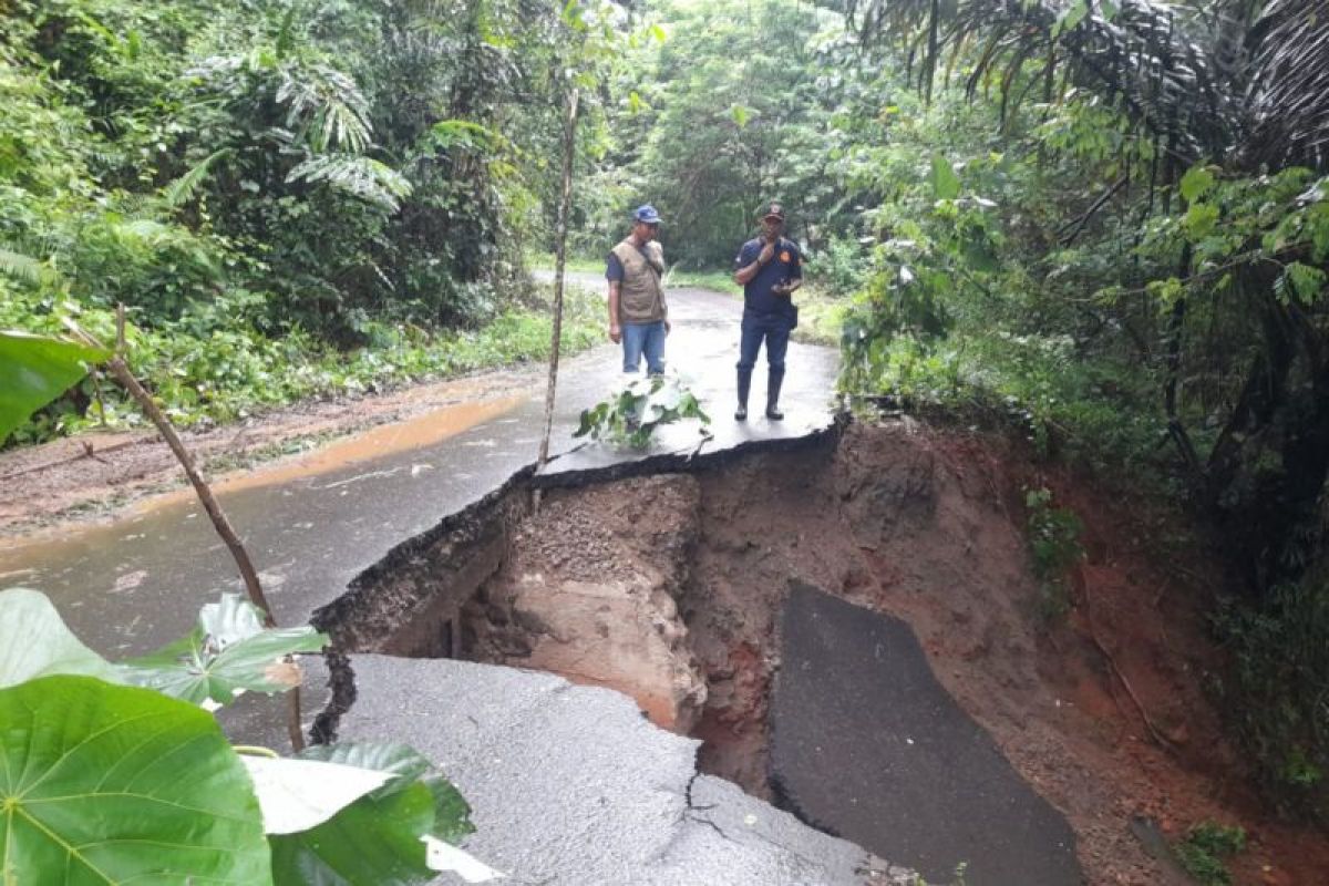 Pemkab Mabar imbau pengendara waspada longsor di jalan