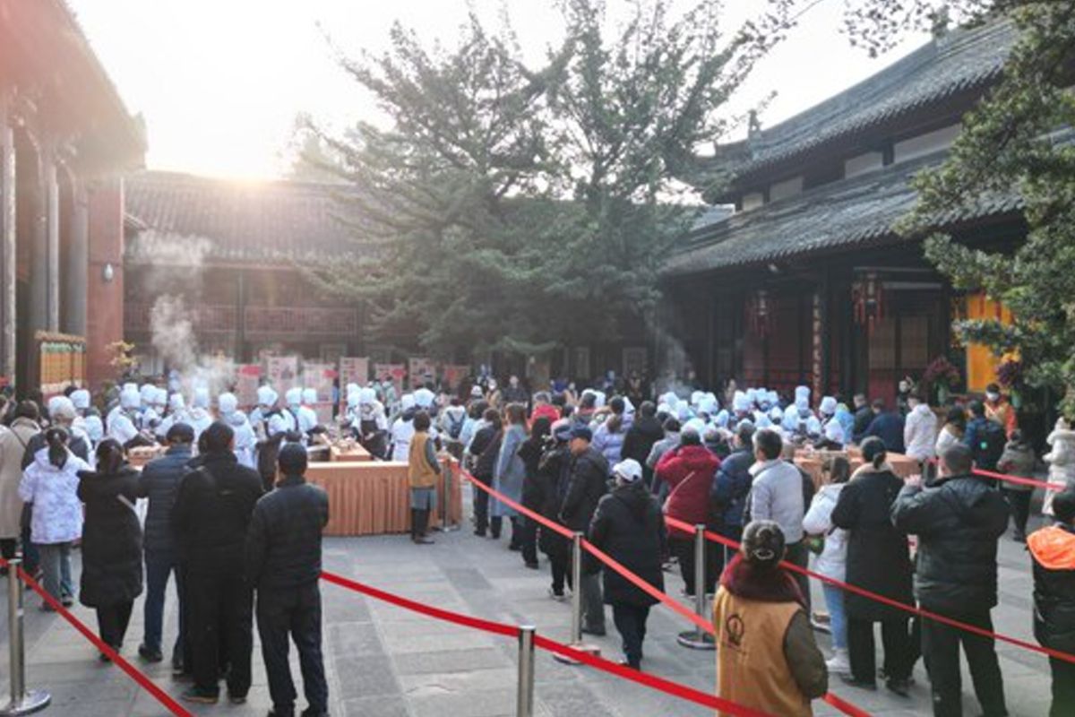 Chengdu Wenshu Monastery gives out free Laba porridge