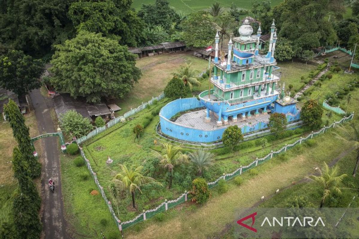 Wisata religi Masjid Kapal Bosok