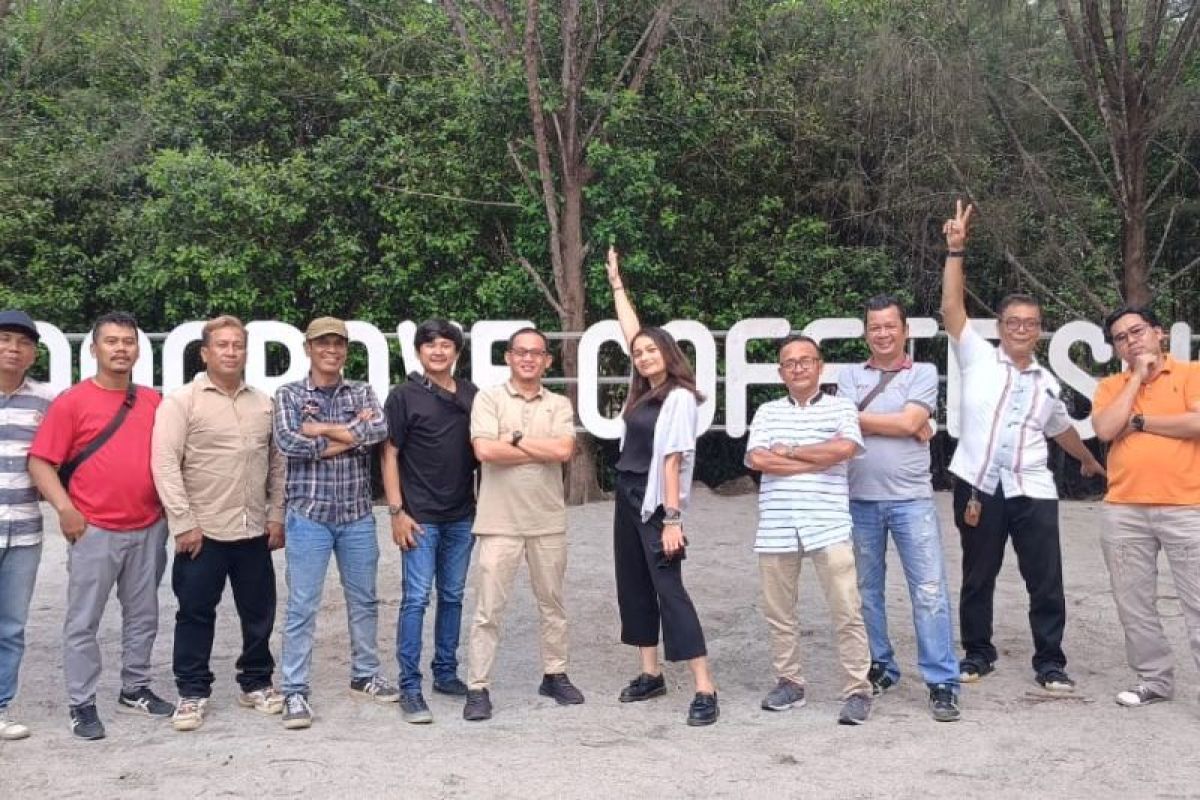 RSI dan Pers Sergai ngopi di hutan mangrove Kampung Nipah