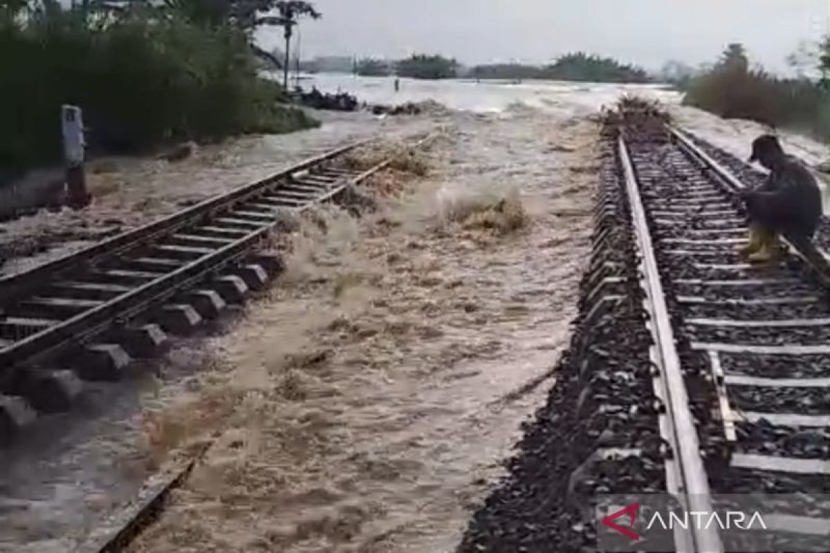 Banjir Grobogan genangi rel kereta api Semarang-Surabaya