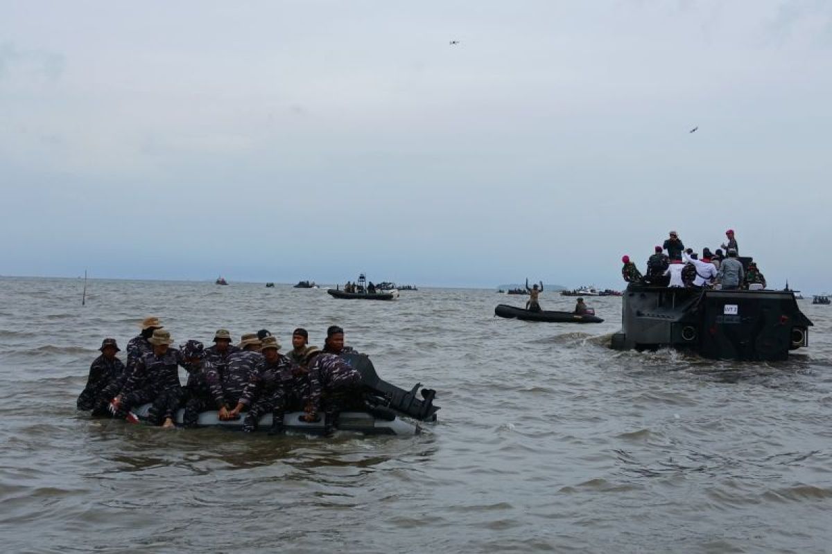 TNI AL terjunkan tiga ranpur Amfibi LVT bongkar pagar laut di Banten