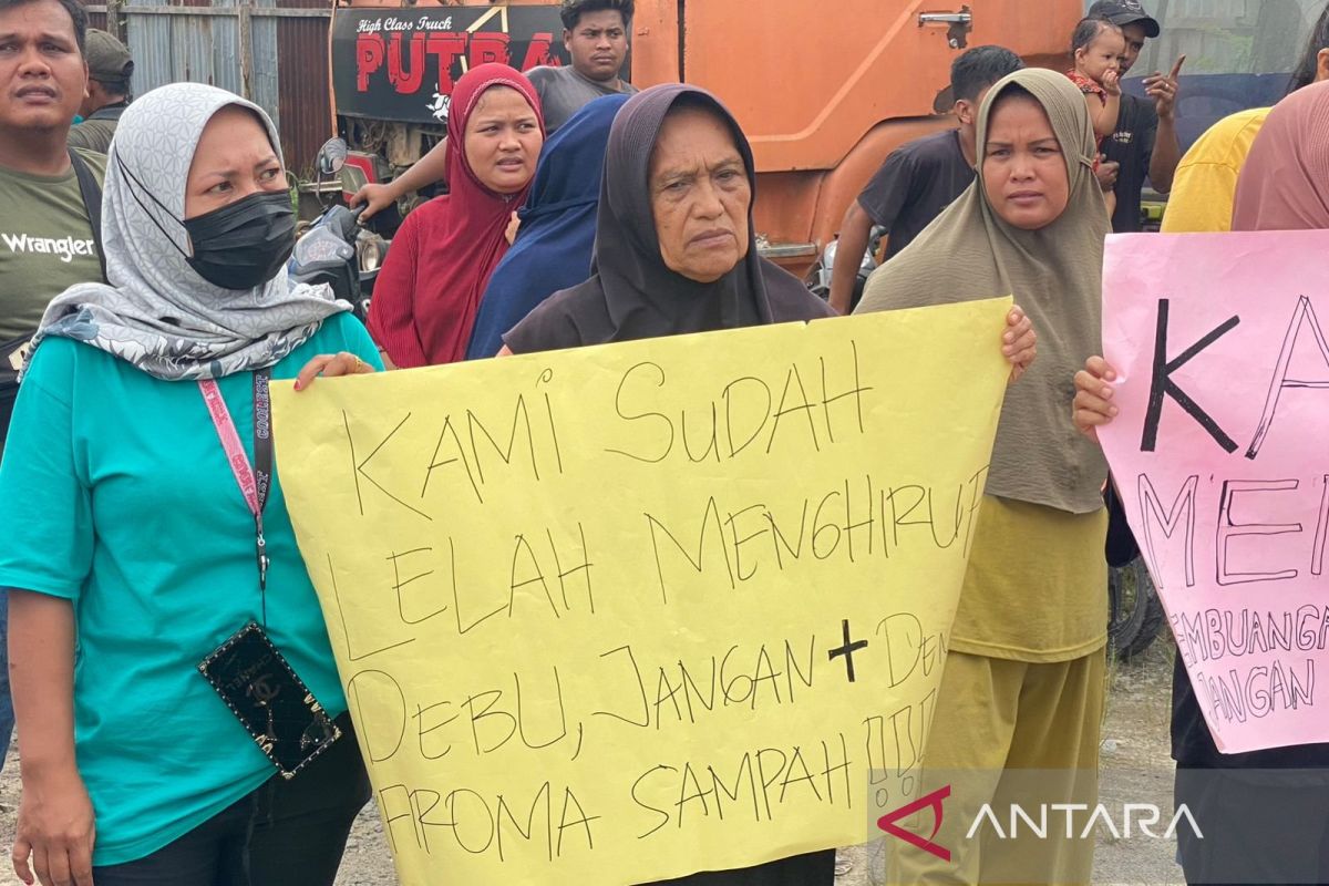 Ganggu kenyamanan, warga Palas Pekanbaru demo tolak TPS