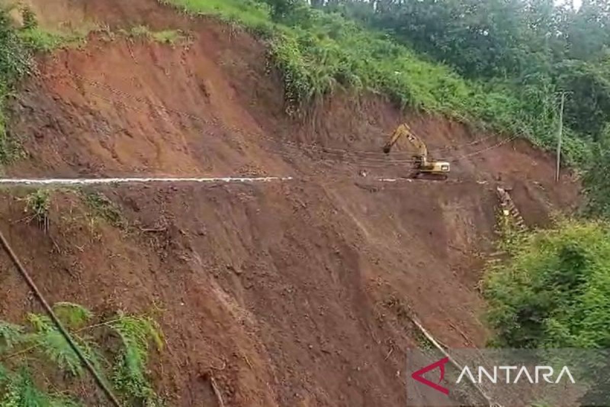 Longsor susulan kembali tutup jalan Nasional Bagbagan-Kiaradua