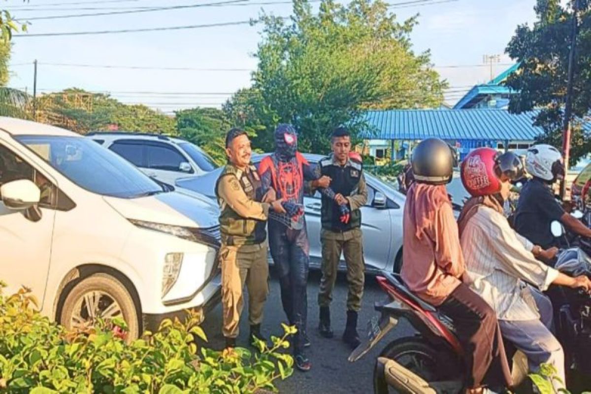 Satpol PP/WH amankan 'Spiderman' di lampu merah Banda Aceh