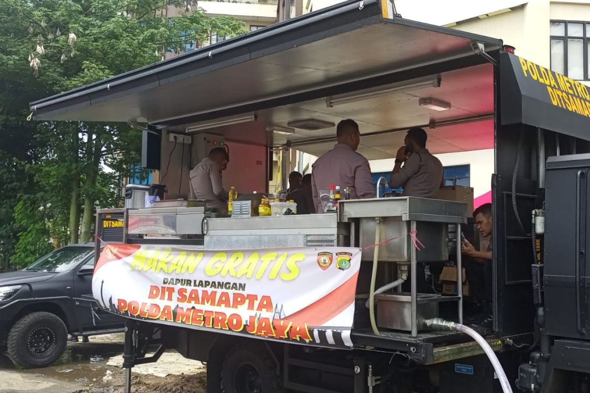 Polres Jakpus sediakan tiga dapur lapangan bantu korban kebakaran