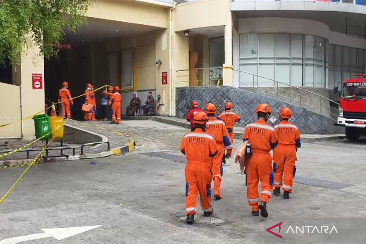 Petugas bawa dua kantong jenazah ke lantai delapan Glodok Plaza