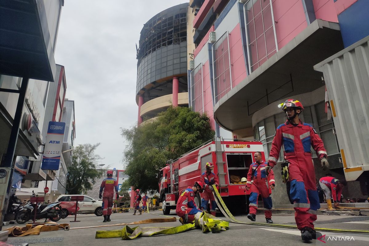 Damkar antisipasi percikan api pemotongan logam lantai 8 Glodok Plaza