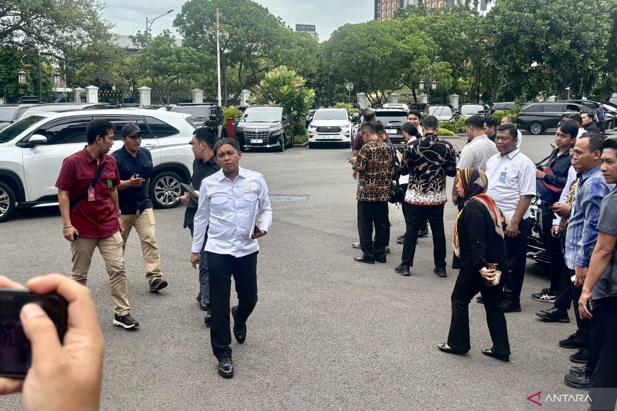 Menteri dan wakil menteri tiba di Istana untuk sidang kabinet