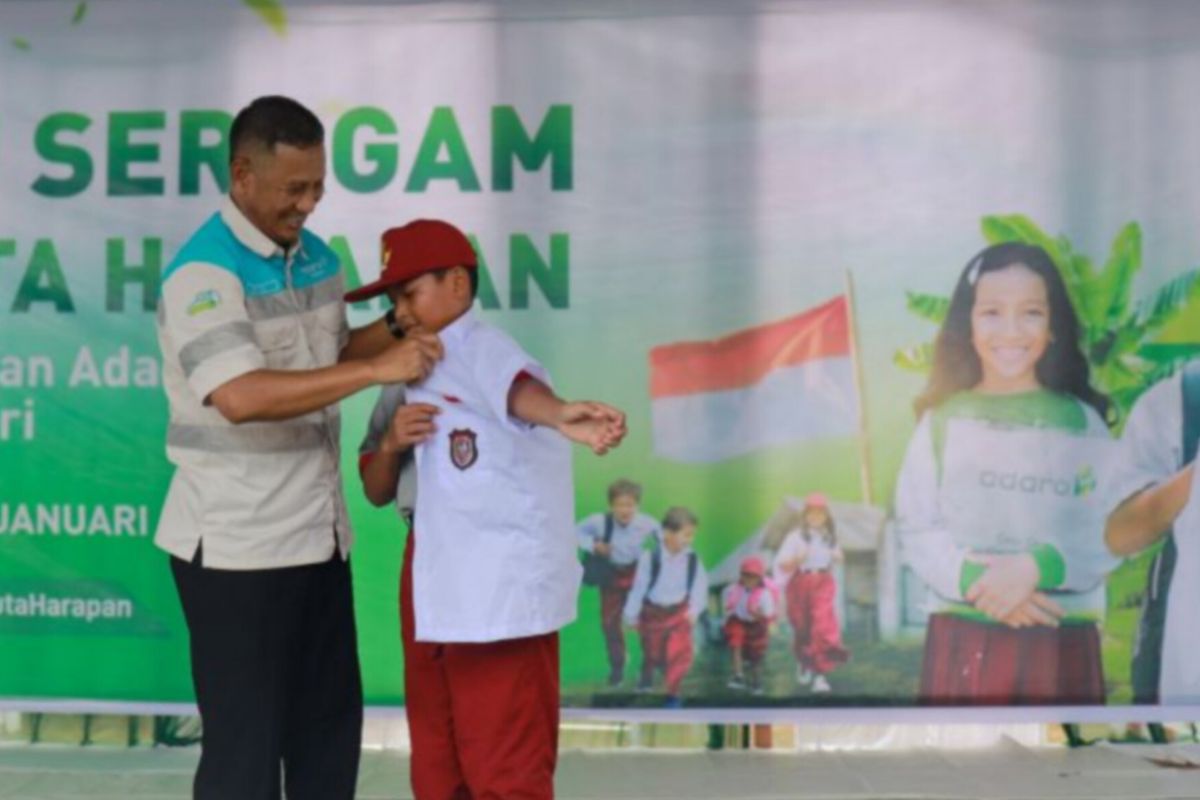 Adaro sebarkan "Satu Seragam Sejuta Harapan" bagi siswa di Juai Balangan