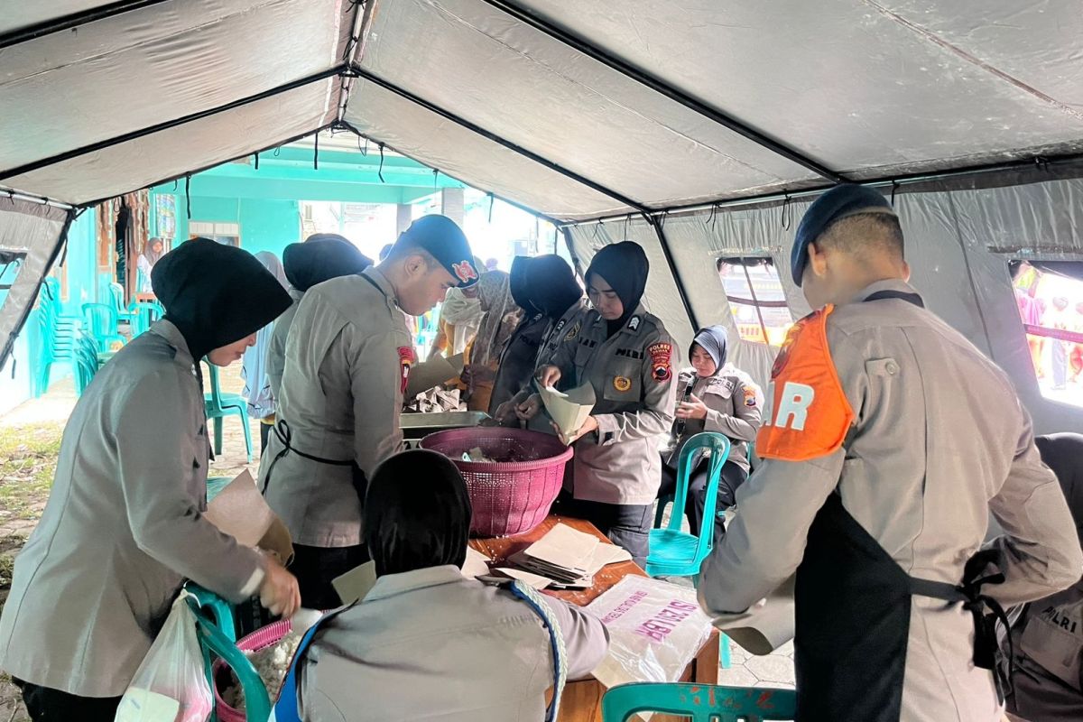 Brimob gerak cepat bantu evakuasi korban banjir-longsor Jateng