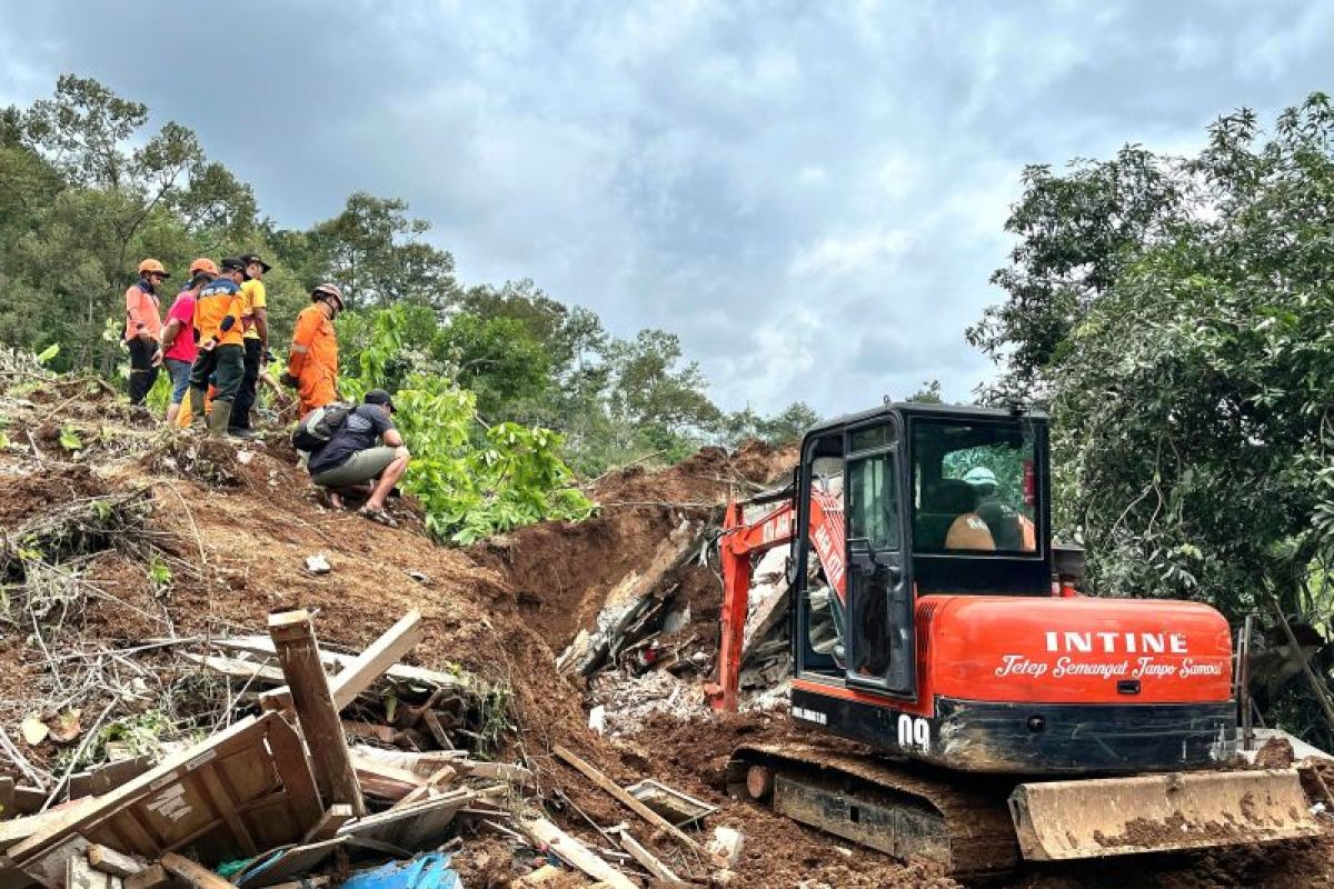 BPBD Jatim respons cepat longsor di Jombang dengan evakuasi korban