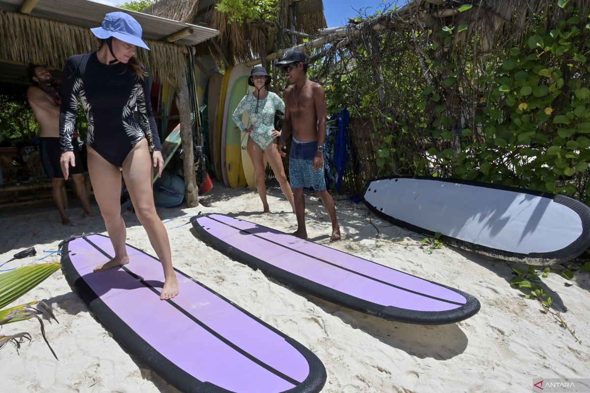 Terpopuler: Harga emas naik, penataan Pantai Aan, animali cuaca hingga edukasi antikorupsi