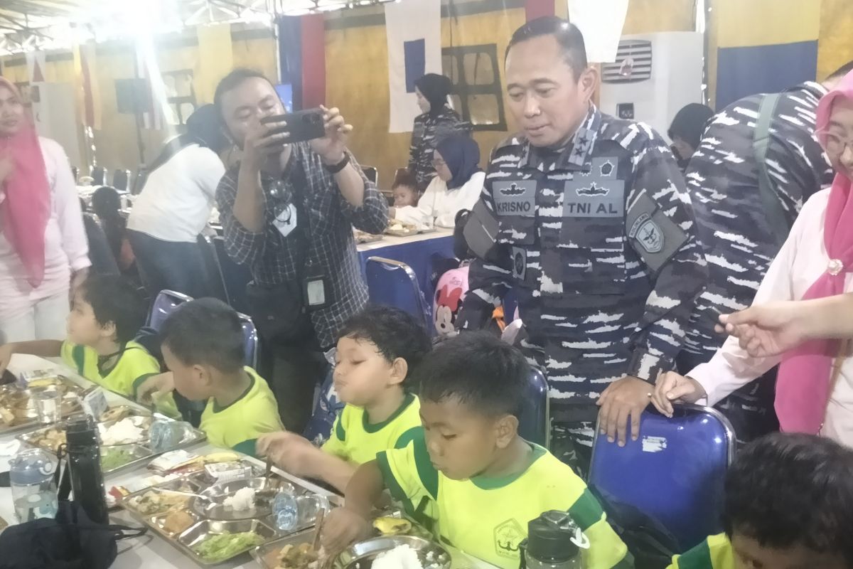 Kolinlamil gelar makan bergizi gratis di atas KRI Banda Aceh