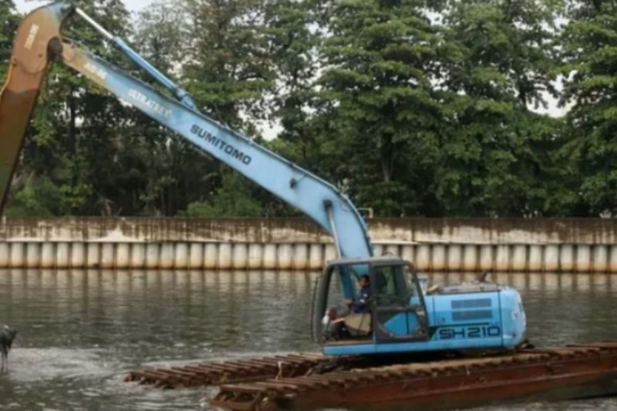 Pemkot Jakut lakukan pengerukan di 21 lokasi untuk antisipasi banjir