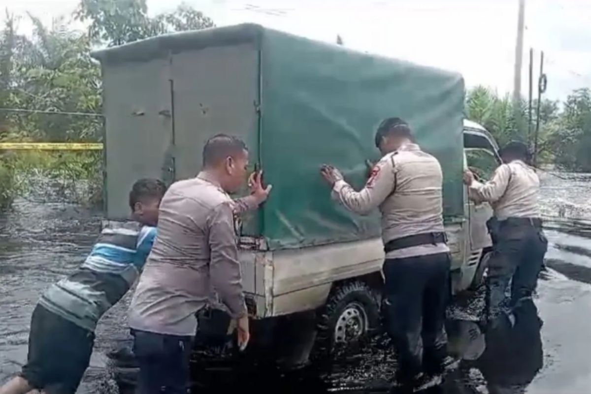 Polda Riau siagakan personel di lokasi banjir Jalintim Sumatera