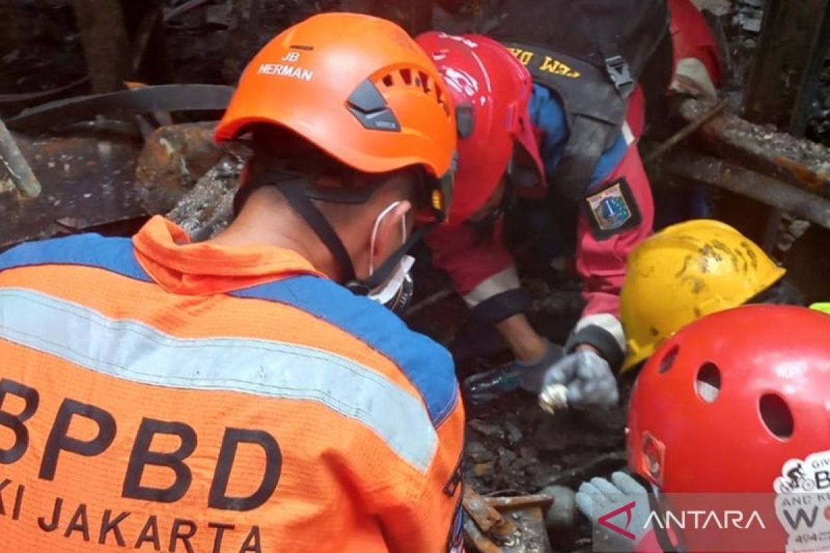 Petugas  kembali evakuasi satu kantong jenazah di Glodok Plaza