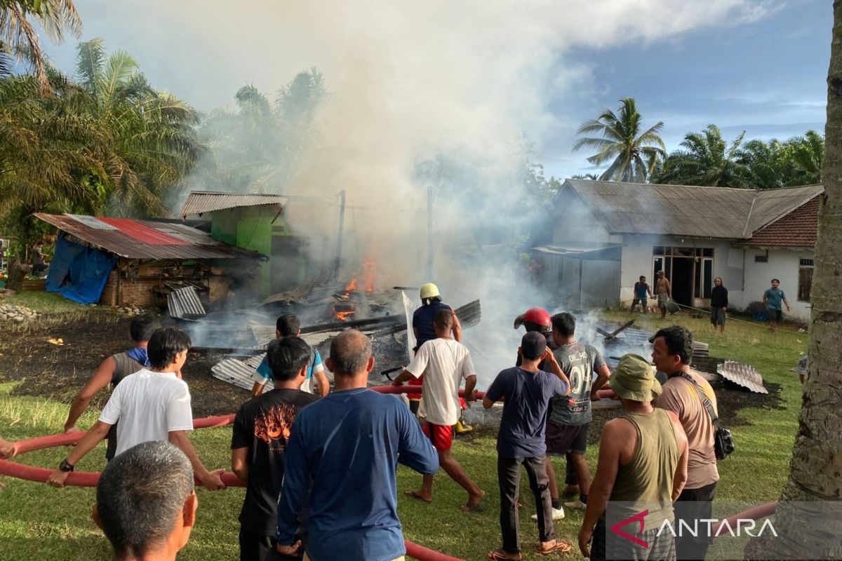 Kerugian ratusan juta! Rumah di Desa Retak Ilir ludes terbakar