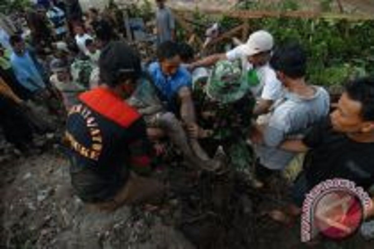 Anggota BPBD Jombang cari 2 warga diduga tertimbun tanah longsor Kamis pagi