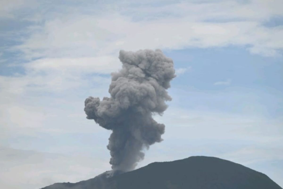 Gunung Ibu di Halmahera barat  semburkan abu vulkanik setinggi 700 meter